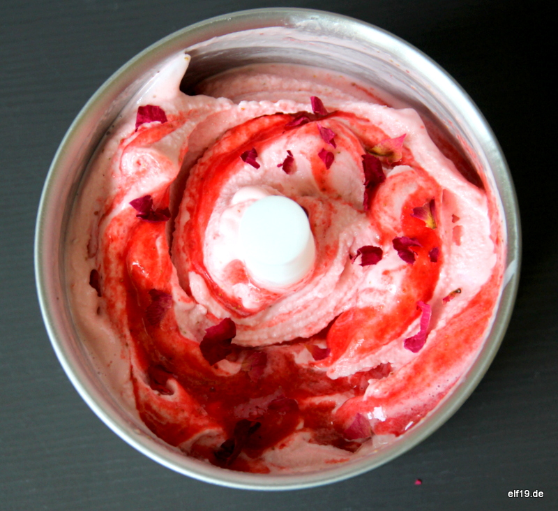Frozen Yoghurt Erdbeer Rose